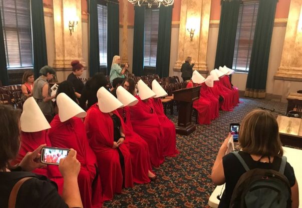 Ohio, tuniche rosse e cuffie bianche simbolo del No alle restrizioni sull'aborto