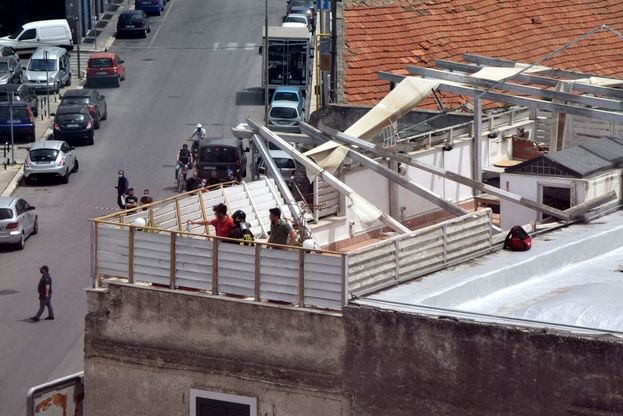 Bari, tetto di lamiera travolge e uccide passante