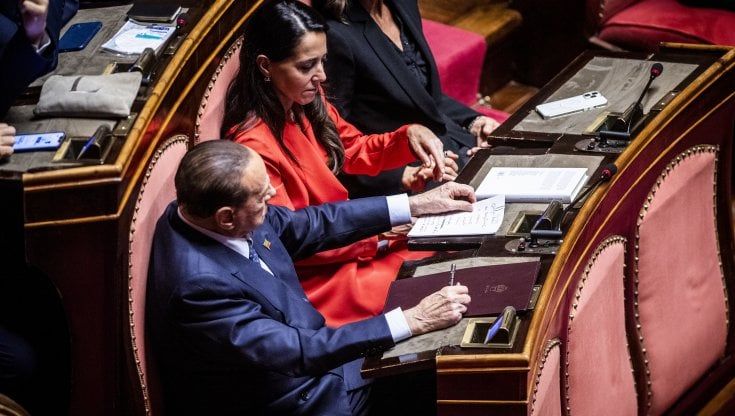 Pizzino di Berlusconi: "Meloni supponente". Lei: "Non ricattabile"