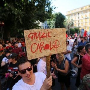 Corteo del 30 giugno: "Stiamo con Carola". Manichini di Salvini e Meloni a testa in giù