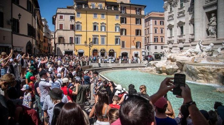 Turisti in fuga dal caldo di Roma: picco di prenotazioni ma solo da settembre