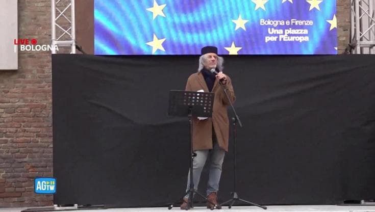 Una piazza per l'Europa a Bologna, la sirena di Bergonzoni: "Restiamo sovraumani"