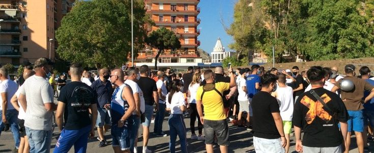 Coronavirus: focolaio a Mondragone 43 positivi. Tensione e proteste, volano sedie dai balconi. Bloccata la Domiziana. Lamorgese manda l'esercito