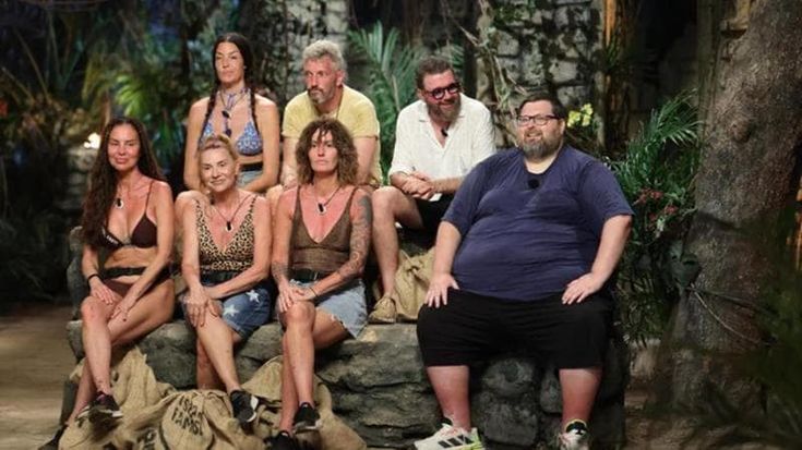 Alessia Fabiani e Dino Giarrusso, l’abbraccio nel letto all’Isola dei famosi