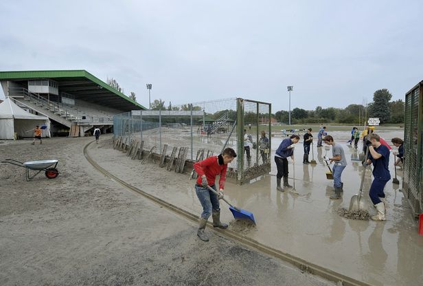 Al lavoro in via Po sommersa dal fango