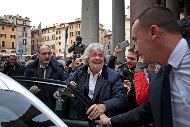 Beppe Grillo, show per i cronisti nel centro di Roma