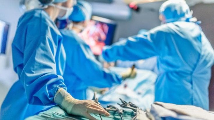 Paderno Dugnano, ha un tumore alla prostata e gli amputano l'avambraccio: “Errore nell’anestesia”. La denuncia di un 69enne