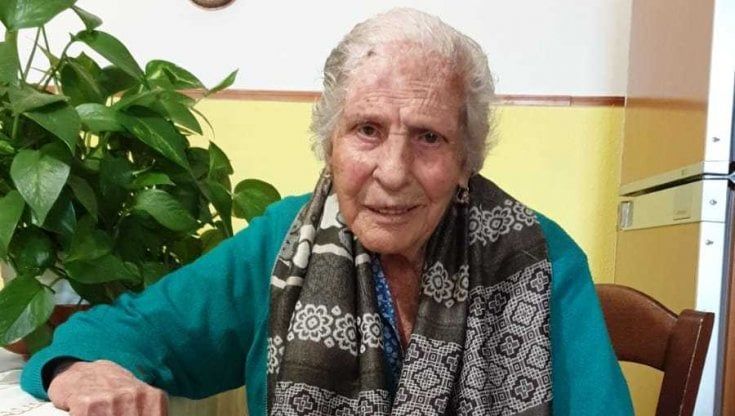 Coronavirus, Setta che sconfigge il Covid a cent'anni: "Sto una meraviglia". La nipote: "È una nonna coraggio"