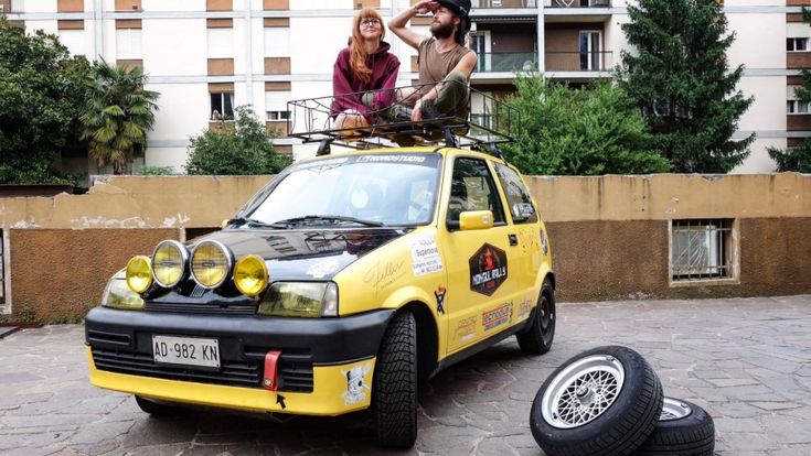 In Vespa, a piedi o in bicicletta: quando il viaggio fai-da-te è una sfida