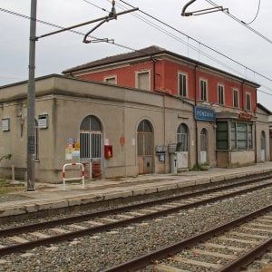 Travolto dal treno sulla Torino-Milano mentre cammina sui binari: morto sul colpo