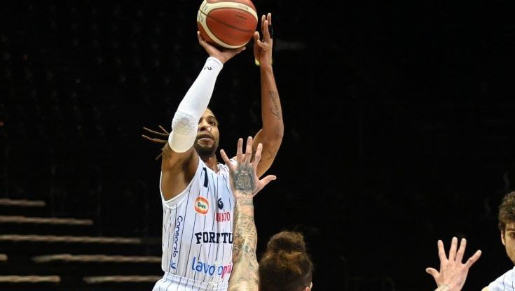 La Fortitudo crivellata dall'Armani