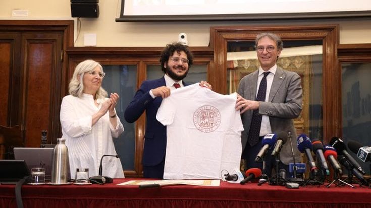 Zaki, la gioia e l’impegno. “È il mio giorno più bello. Ora giustizia per Giulio Regeni”