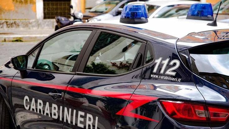 Viareggio, le strappa la collanina ma l’amica lo insegue e lo fa arrestare