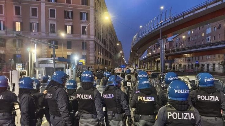Corteo anarchico a Roma per Cospito: funzionario della polizia colpito da una bottiglia