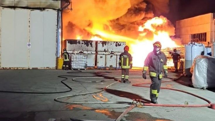 In fiamme i capannoni della Europlastic di Poirino