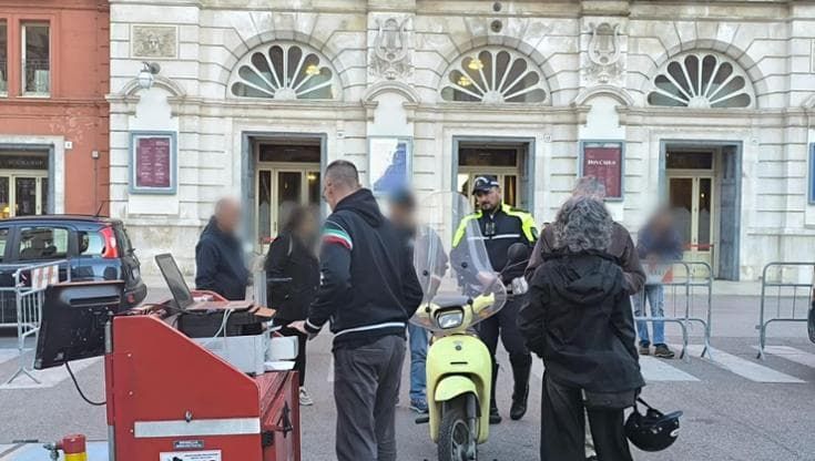 Controlli dei vigili in centro a Bari su bici elettriche e moto: sanzioni anche per i decibel alti