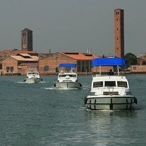 Barchino contro le barriere dell'area archeologica, un morto in Laguna di Venezia