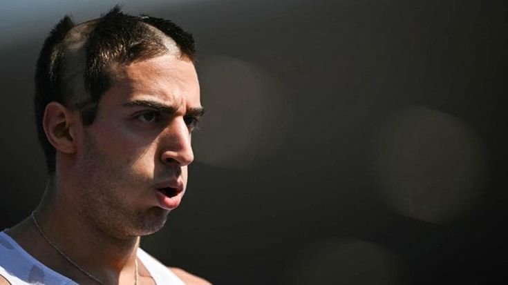 Dezza e l’assurdo taglio di capelli a forma di X: “Me li ha fatti Tamberi”