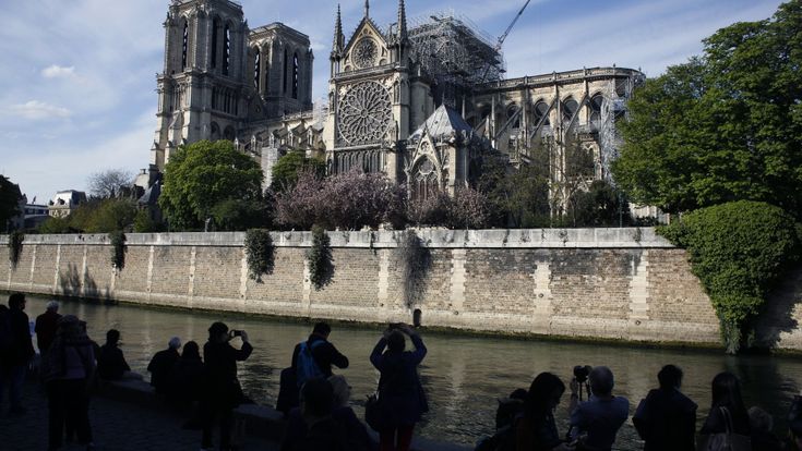 Quanto ci vorrà? Macron ha promesso una ricostruzione rapida, ma conta dei danni e struttura sono un'incognita