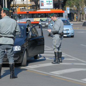 Bari, 17enne gambizzato in pieno centro: terrore alle 23 nel cuore della movida