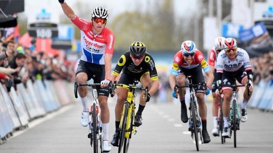 Ciclismo, Attraverso il Fiandre: vince van der Poel