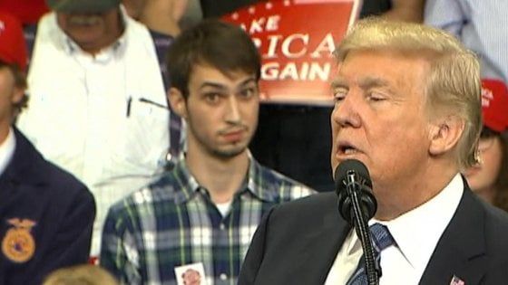 Usa, smorfie alle spalle di Trump: il 17enne diventa il mito della Rete