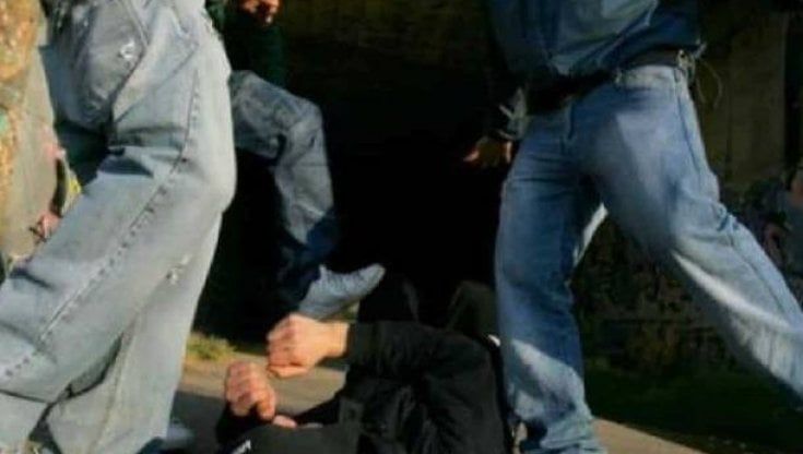 Aggredito e picchiato alla stazione di Avigliana per una collanina, tre diciassettenni arrestati