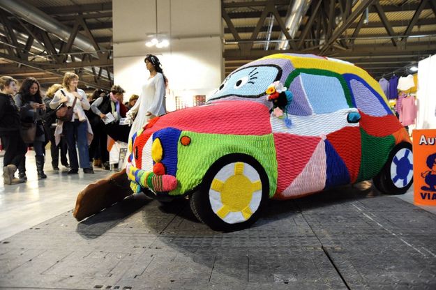 Milano, un cappottino all'uncinetto per la Fiat 500
