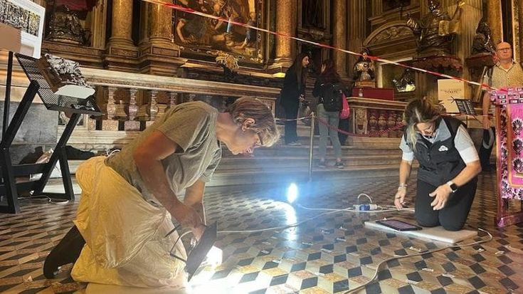 Restauratori in ginocchio nella Cappella di San Gennaro. Indagine su un capolavoro: il pavimento attribuito a Cosimo Fanzago