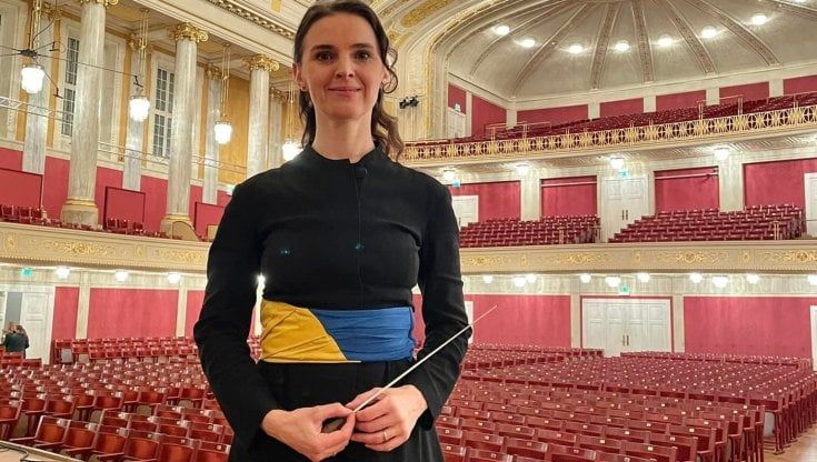 Il concerto di Oksana Lyniv: "Stiamo combattendo per la libertà e per la democrazia. L'Ucraina è ancora viva"