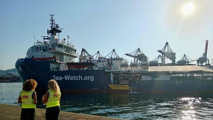 La nave Sea Watch attracca alla Spezia 5 con 156 migranti a bordo: 43 bambini e 2 donne in gravidanza