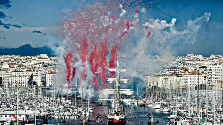 Marsiglia, festa blindata per la torcia delle Olimpiadi. Macron invoca l’unità: “La Francia sarà fiera”