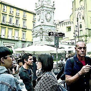 E Napoli resta meta alternativa del turismo internazionale. Ai decumani è già invasione