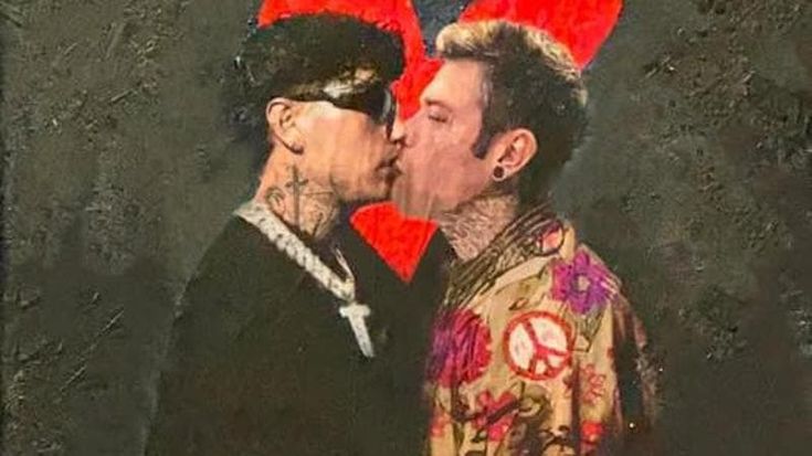 Il bacio tra Fedez e Tony Effe: basta dissing, c’è Sanremo. A Milano la nuova opera di TvBoy