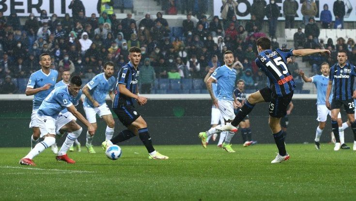 Atalanta-Lazio 2-2, De Roon riacciuffa i biancocelesti al 94'. Immobile raggiunge Piola, Reina colpito da una moneta