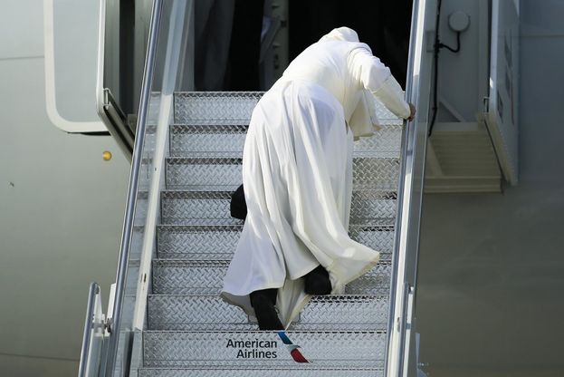 New York, Papa Francesco rischia di cadere sulla scaletta dell'aereo