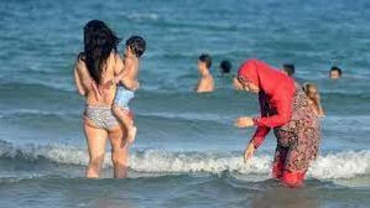 La sindaca di Monfalcone non vuole i musulmani vestiti in spiaggia: «C’è un decoro da rispettare»
