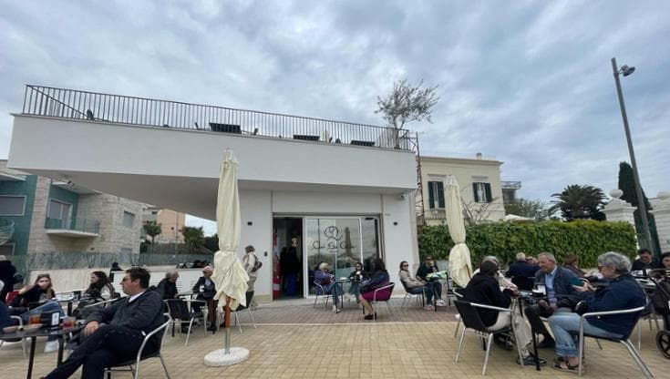 A Santo Spirito riapre “Qui si gode” dopo il restyling. Terrazza vista mare e 18 tipi di panzerotti