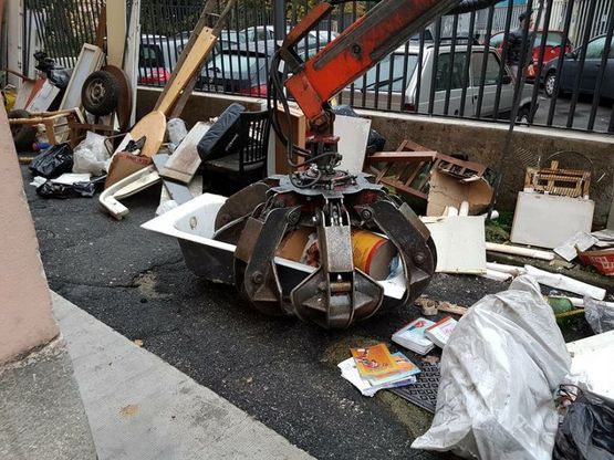 Milano, i profughi sgomberano le cantine di Quarto Oggiaro