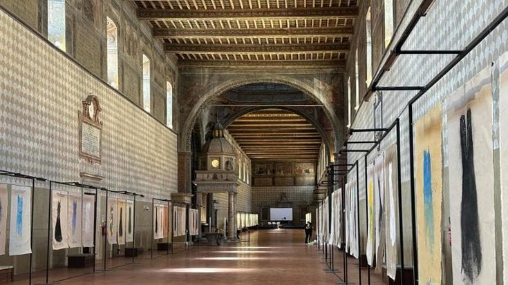 In mostra le misteriose migranti di Pizzi Cannella, il fuoco della pittura