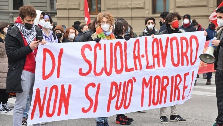 Studenti in piazza contro l'Alternanza scuola lavoro, scontri a Torino, Milano, Napoli e Roma