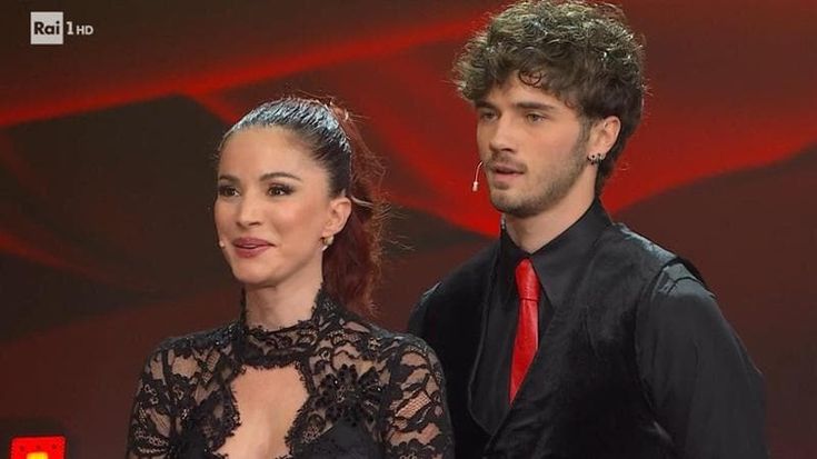 Andrea Delogu torna a Ballando: “Evan è sempre parte di me”. Stop per Fialdini: tre costole rotte