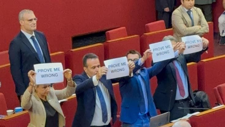 “Vi abbiamo appesi per i piedi già una volta”: a Genova Pd e FdI si scontrano su “Bella ciao” e Kirk