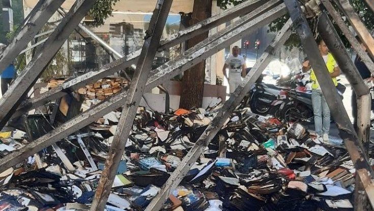 In fiamme la bancarella di libri usati di piazzale Flaminio: "Incendio doloso"