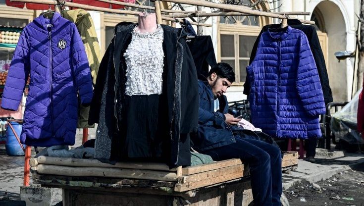 Afghanistan, i negozianti di Herat reagiscono all'ordine talebano di decapitare i manichini 
