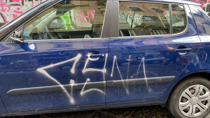 Napoli, auto vandalizzate in via Mezzocannone: "Assediati dalla movida"