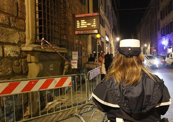 Firenze, cadono frammenti di un cornicione alla fermata del bus in Corso dei Tintori