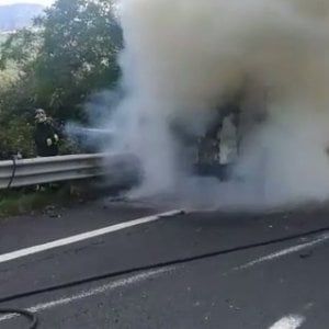 Rifiuti, in fiamme sull'A16 tir con ecoballe 