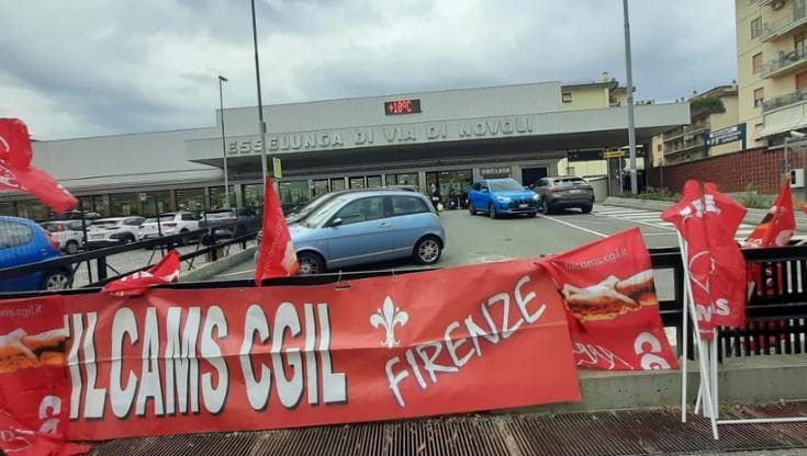 Violenza sessuale nel supermercato, i colleghi: “Ci minacciano anche di morte”