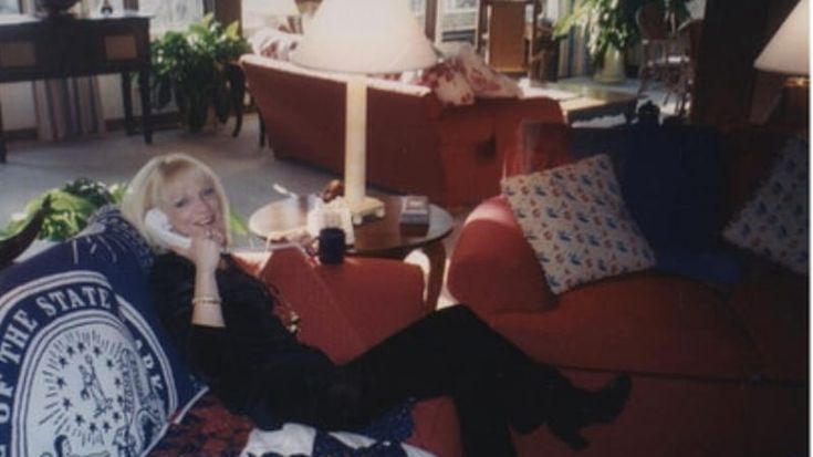 Il mistero della donna bionda nella foto pubblicata da Trump
